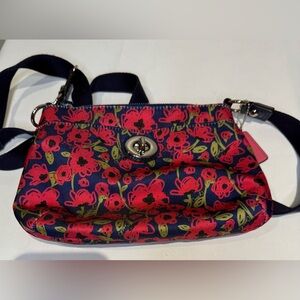 Coach Poppy Swingpack Turn Lock Navy Blue and Red EUC